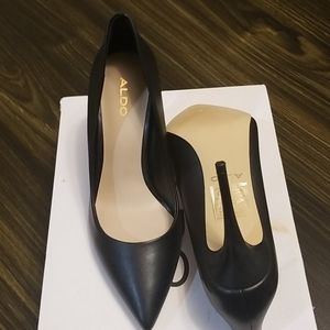 Black pumps